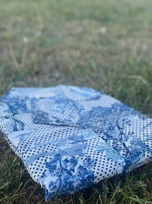 Light and airy button-up dress featuring blue flowers on dotted white fabric – Iconico Porcelain