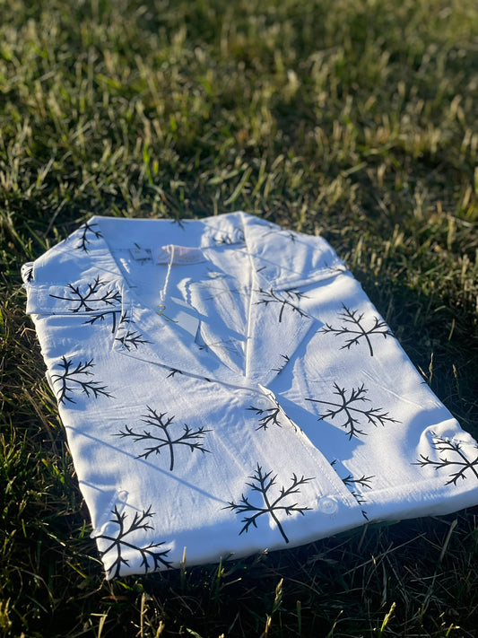 Serene Thread’s winter white linen shirt dress featuring delicate black snowflakes – Iconico Frost