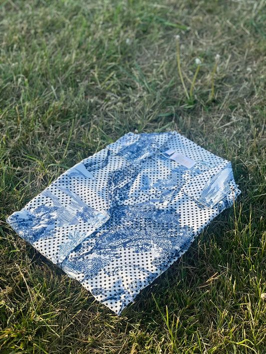 Serene Thread’s blue floral linen button-up with dotted white background – Iconico Porcelain