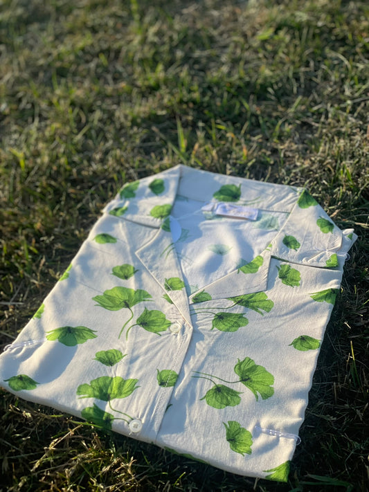 Iconico Ginkgo button-up dress with green leaves print on beige linen