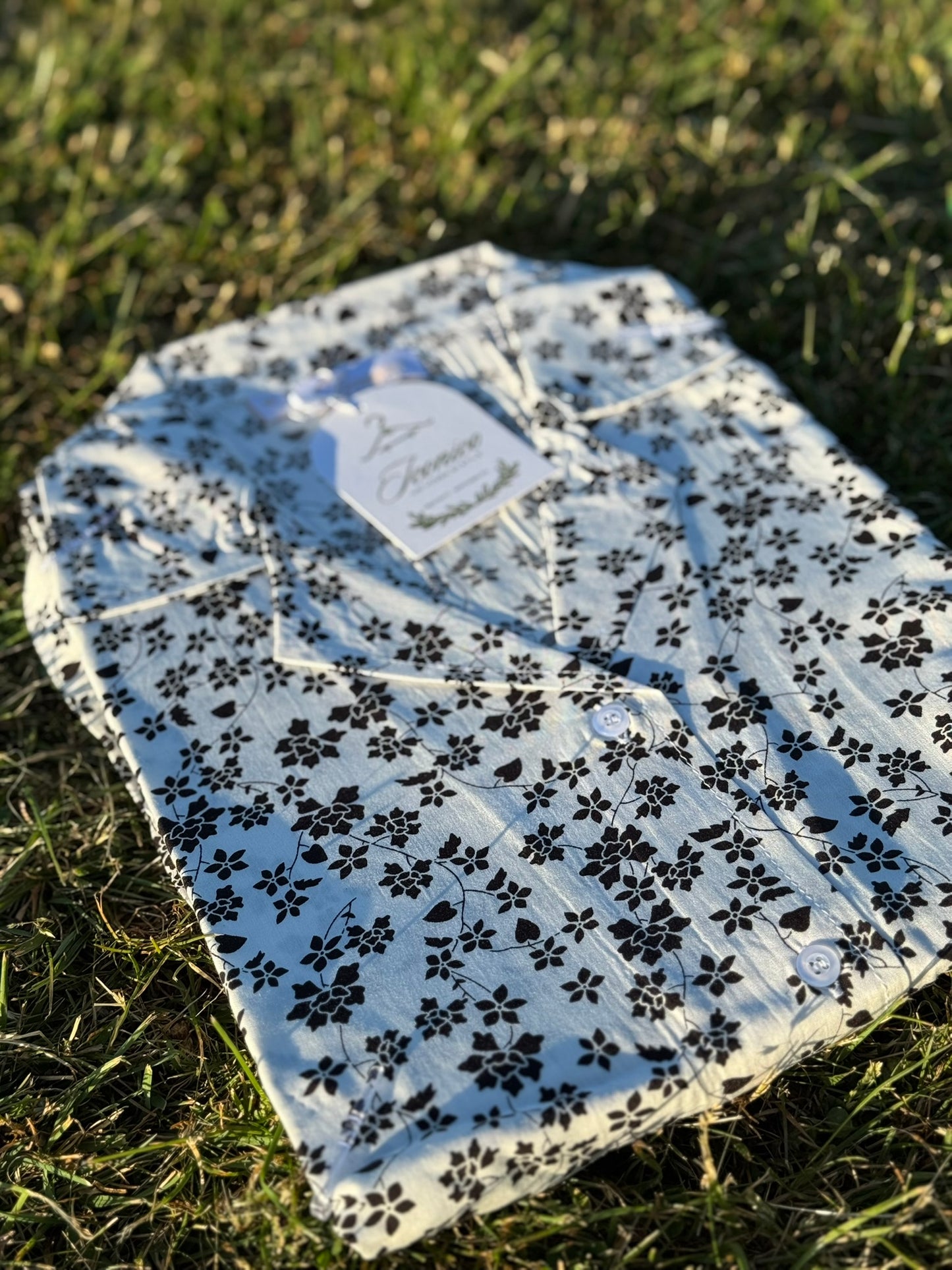 Lightweight button-up dress in ivory with black floral motifs – Iconico Blossom