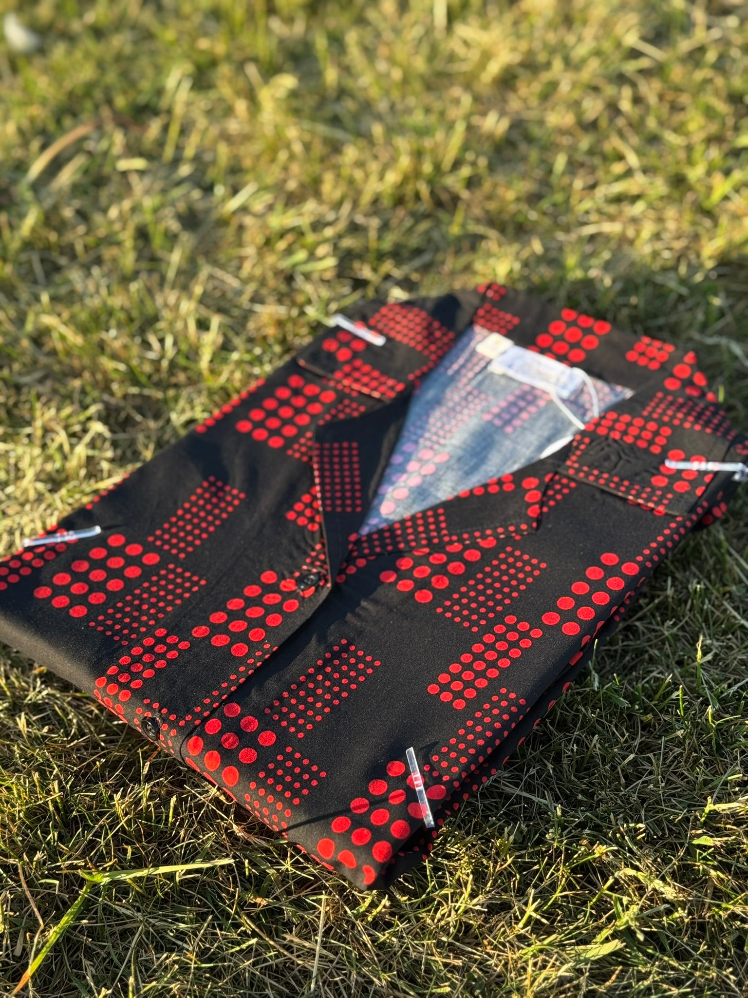 Striking Ruby Noir button-up dress with sharp red geometry on black – Iconico Metro by Serene Thread