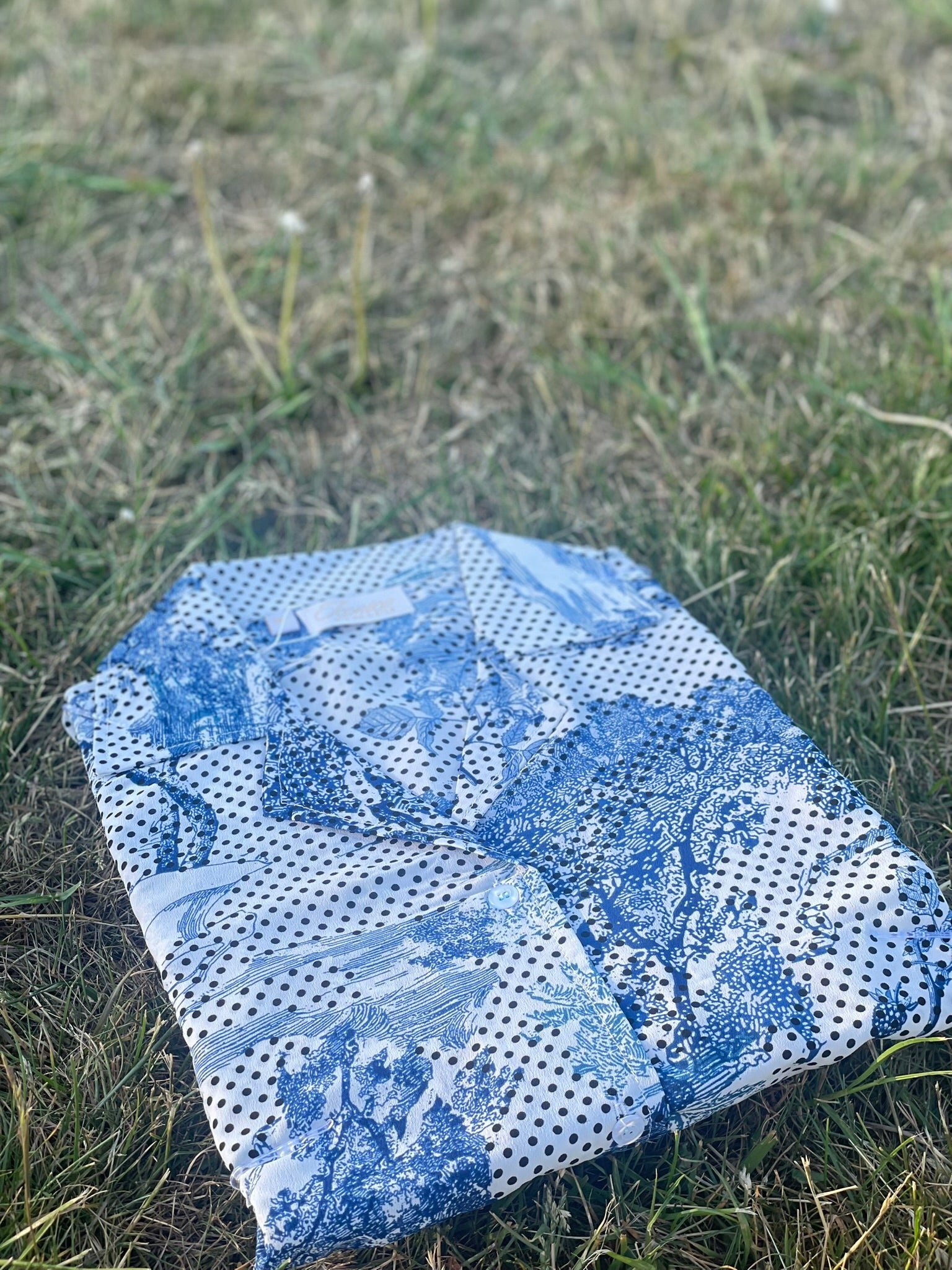 Elegant delft blue floral pattern on white dotted linen shirt dress – Iconico Porcelain by Serene Thread