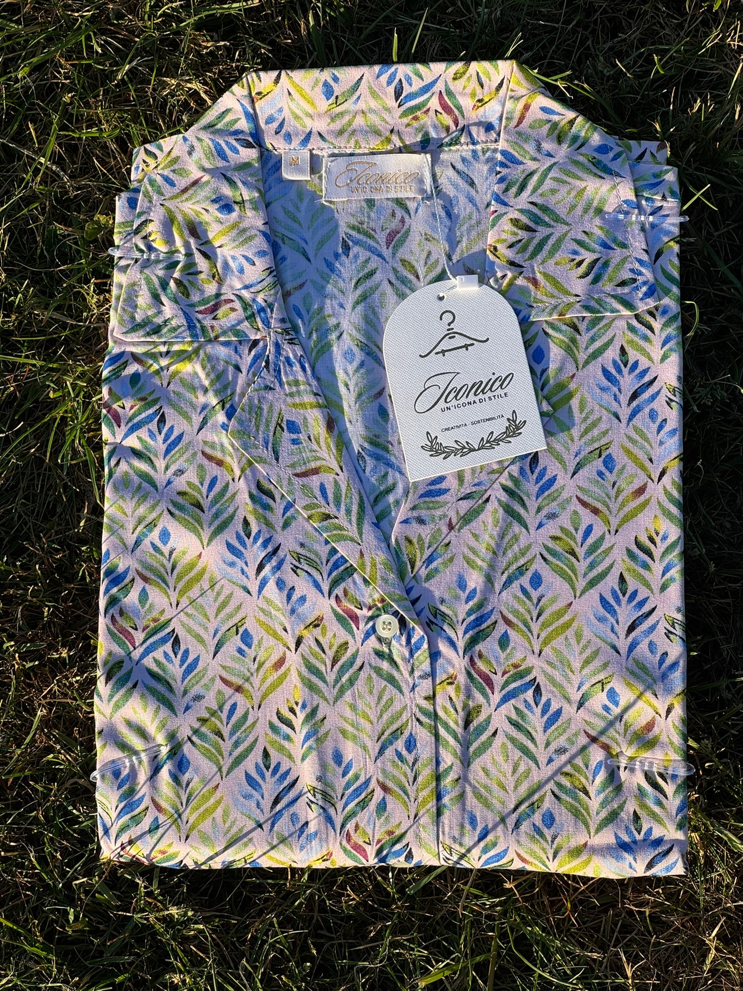 Light linen shirt dress with soft multicolored leaf motifs on white – Iconico Canopy